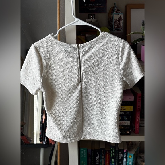 White textured F21 short sleeve crop blouse - Picture 4 of 4